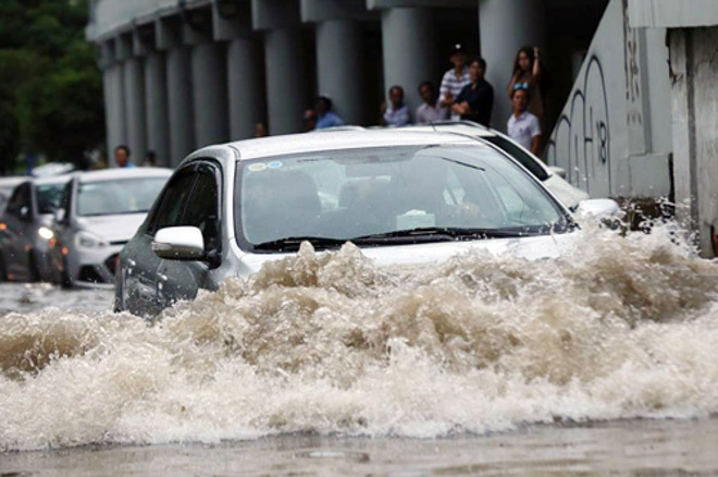 Kinh nghiệm lái xe qua vùng ngập nước, hạn chế tối đa rủi ro - 2